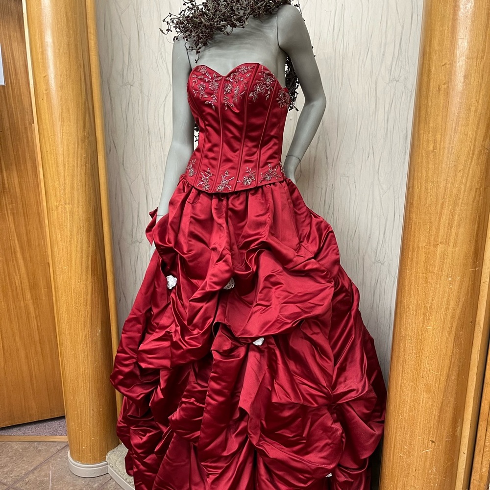 Formal Gown Strapless Scarlet heart shaped Bodice